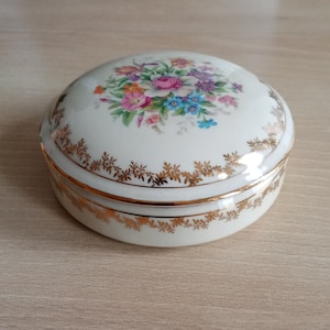 Boîte en porcelaine de Limoges à décor de fleurs CID Limoges France