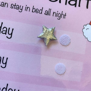 Pode incluir: Um gr&aacute;fico rosa e branco com o texto "You can stay in bed all night" no topo. O gr&aacute;fico tem tr&ecirc;s linhas com as palavras "day", "day" e "day" escritas em cada linha. H&aacute; dois c&iacute;rculos de tecido branco e uma estrela prateada no gr&aacute;fico.