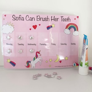 Personalisierte magische Einhorn Zahnputzbelohnungstabelle für Mädchen - A4-Größe, langlebig, wiederverwendbar, Befestigungssterne - ideal für Kinder und Kleinkinder