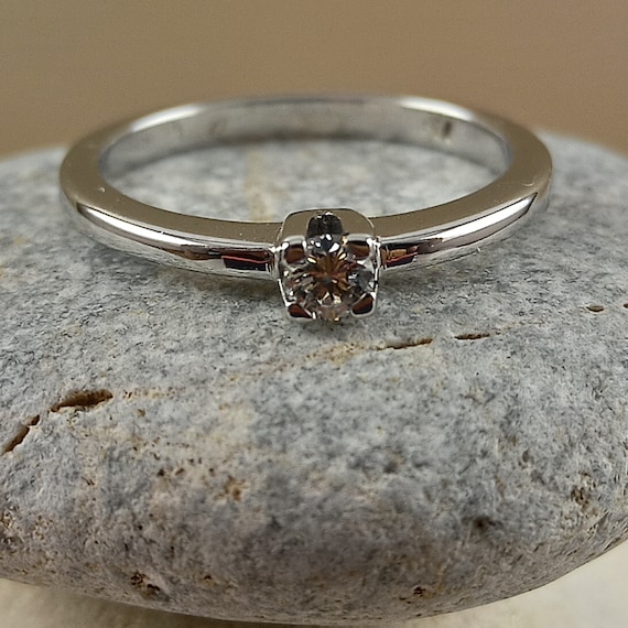 Engagement ring with natural diamond made of 18 carat solid white gold