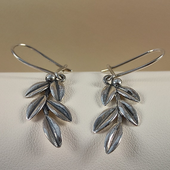 Simple elegant dangle earrings with olive leafs in oxidated stering silver 925