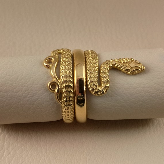 Snake shape ring in 18 carat solid yellow gold