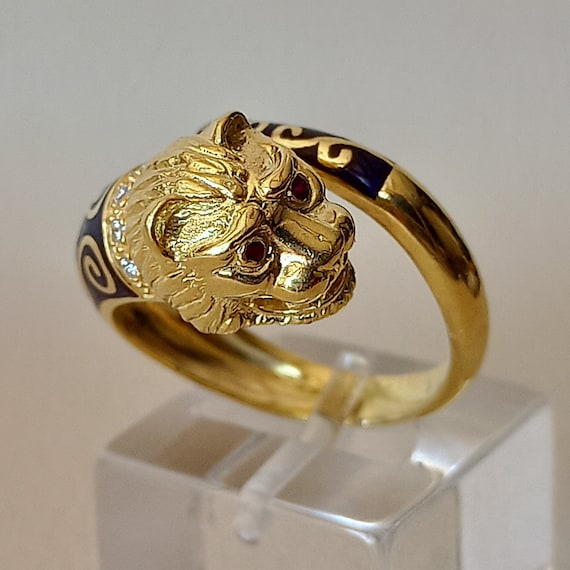 Ring with head of lion, adorned with enamel natural brilliant cut diamonds and rubies in 18 carat solid yellow gold