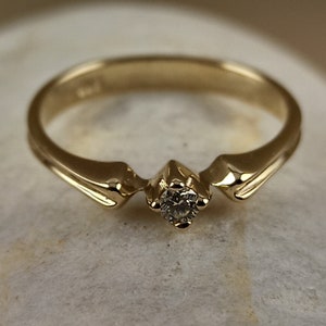 Engagement ring with natural diamod in solid 14K yellow gold