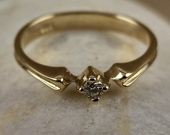Engagement ring with natural diamod in solid 14K yellow gold