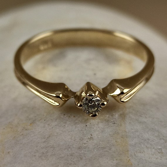 Engagement ring with natural diamod in solid 14K yellow gold