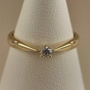 Engagement ring with natural diamod in solid 14K yellow gold