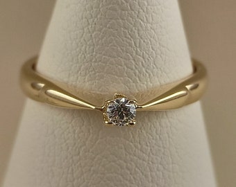 Engagement ring with natural diamod in solid 14K yellow gold