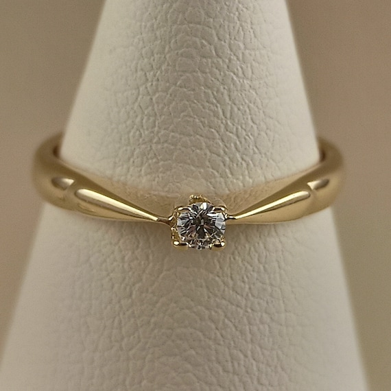 Engagement ring with natural diamod in solid 14K yellow gold