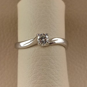 Engagement ring with natural diamond in 18K solid white gold