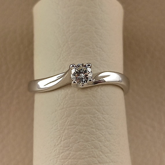 Engagement ring with natural diamond in 18K solid white gold