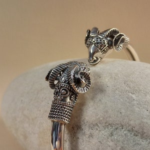 Bracelet with two ram heads in sterling silver 925 Bracelet avec deux tetes de belier en argent massif 925