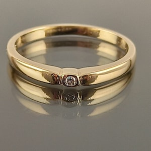 Schlichter Ring mit natürlichem Diamant in 750er Gelbgold