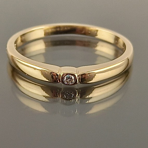 Everyday use simple ring with natural diamond in made of 18 carat yellow gold