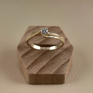 Engagement ring with natural diamod in solid 14K yellow gold