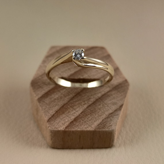 Engagement ring with natural diamod in solid 14K yellow gold