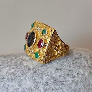 Grieks Byzantijnse design ring met edelstenen in 18 karaat massief geelgoud