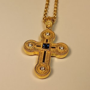 Byzantinischer Stil handgemachtes griechisch kyrillisches Kreuz mit natürlichen Diamanten und Saphir in 18 K solidem Gelbgold