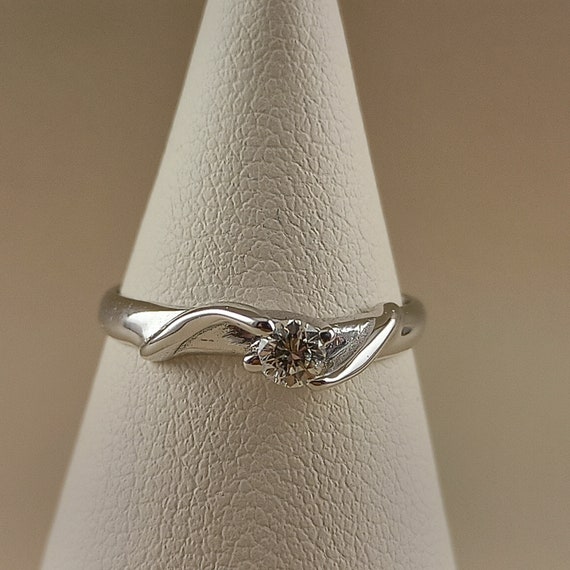Engagement ring with natural diamond made of 18 carat solid white gold