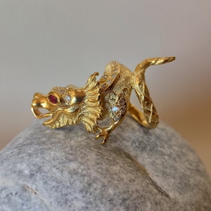 Dragon ring with natural diamonds and ruby made of 18 carat solid yellow gold