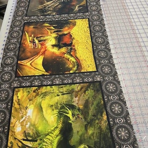 ドラゴン生地 - 古代の正方形パネル 3 匹のドラゴン EOB - ジェイソン イェンター作 - In the Beginning Fabrics