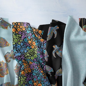 Puede incluir: Una colección de telas estampadas con diversos diseños. Las telas incluyen un patrón geométrico azul, peces, burbujas coloridas, tortugas marinas y diseños abstractos. La paleta de colores incluye azul, negro, verde, morado y naranja.