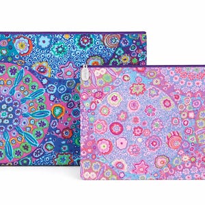 Könnte beinhalten: Zwei rechteckige Reißverschlusstaschen mit lebendigen, komplexen Blumen- und Kreismustern. Die größere Tasche zeigt tiefe Blau-, Lila- und leuchtende Rosatöne, während die kleinere Tasche hellere Nuancen von Rosa, Lavendel und sanftem Blau aufweist.
