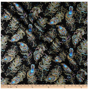 Puede incluir: Tela negra con un patrón repetido de plumas de pavo real doradas y azules. Las plumas están detalladas con purpurina dorada y tienen un diseño tipo paisley.