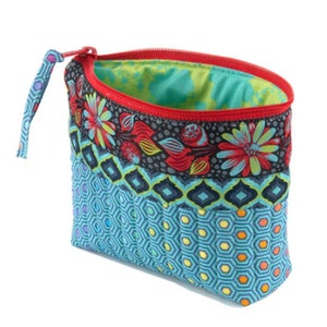 Puede incluir: Una pequeña bolsa con cremallera azul y roja con un patrón floral y diseños geométricos. La bolsa está hecha de tela y tiene un cierre de cremallera.