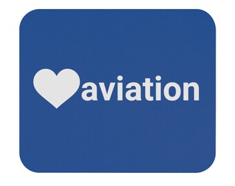 Puede incluir: Alfombrilla de ratón cuadrada azul con esquinas redondeadas. Una forma de corazón blanco está a la izquierda, y la palabra "aviation" está escrita en blanco, en fuente sans-serif, a la derecha del corazón.