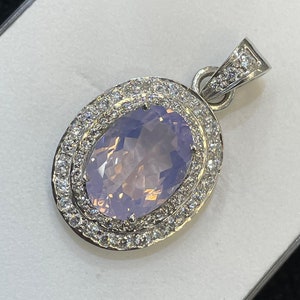 Hermoso colgante de cuarzo lavanda natural AAA+ // Colgante de forma ovalada // Circonita cúbica alrededor // Plata de ley maciza 925 // Colgante para ocasiones de boda //