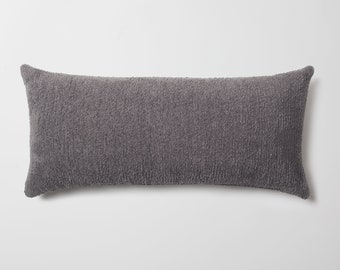 Funda de almohada lumbar de felpa antracita: moderna y bohemia con mechones tejidos (35,5 x 71 cm)