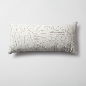 Funda de cojín lumbar larga con textura minimalista abstracta / Blanco y beige, 35 x 71 cm