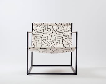 Silla decorativa moderna de mediados de siglo: estructura de acero negro, correa de jacquard estampada