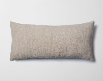 Funda de almohada lumbar de felpa beige con mechones: moderno detalle bohemio tejido (35,5 x 71 cm)