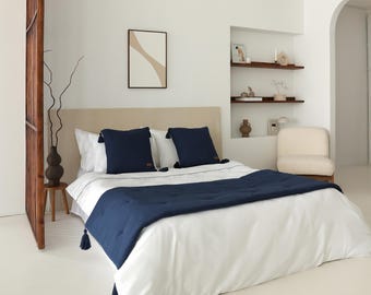 Juego de camino de cama de lino azul marino: bufanda con borlas y fundas de almohada