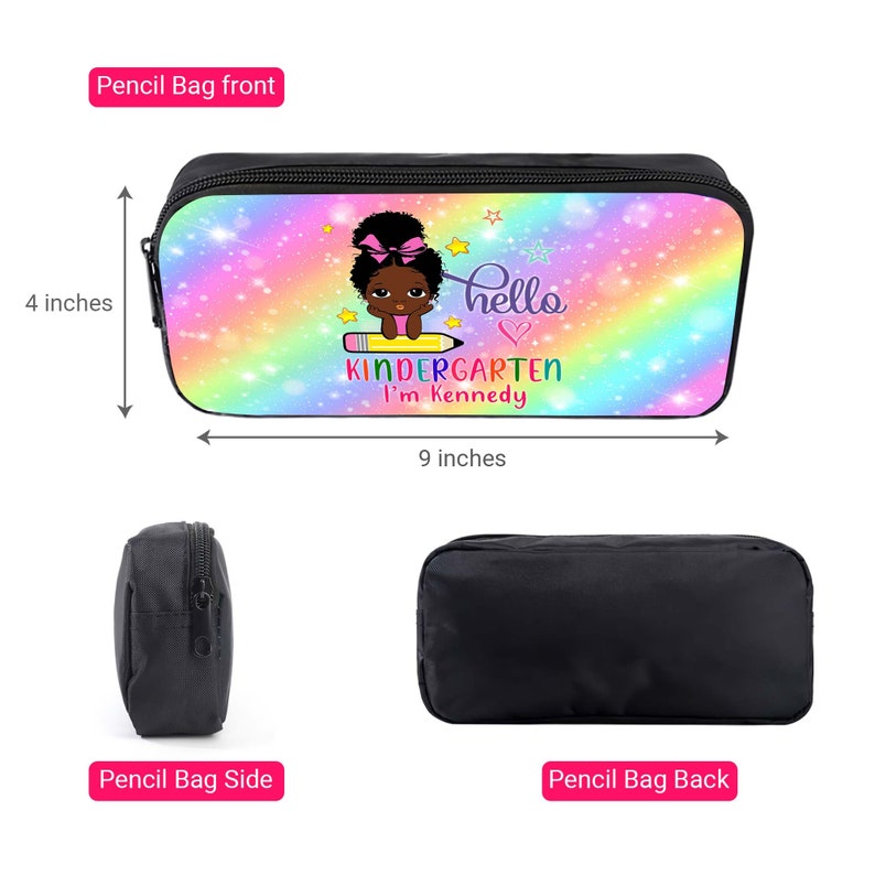 Peut inclure: Une trousse &agrave; crayons noire avec un fond arc-en-ciel et des paillettes. La trousse pr&eacute;sente une illustration de dessin anim&eacute; d'une jeune fille avec un crayon et le texte "hello kindergarten I'm Kennedy". La trousse mesure 23 cm de large et 10 cm de haut.