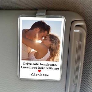 Aangepaste foto paar autovizier clip, vriendin/jongen vriend foto aandenken autovizier, veilig rijden romantisch, aangepaste foto romantisch autovizier