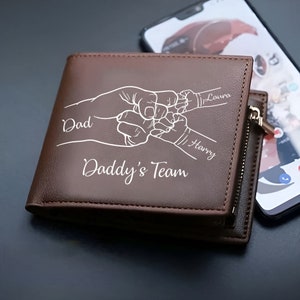 Personalisiertes Daddy es Team Fist Bump Leder Portemonnaie, personalisiertes Kinder Namens Leder Portemonnaie, Vatertagsgeschenk für Papa, für Opa, für Ehemann