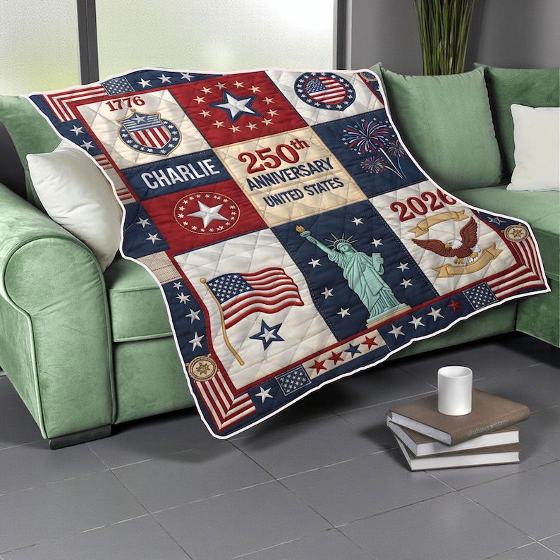 Pu&ograve; includere: Una trapunta patriottica con un design patchwork che presenta bandiere americane, stelle e simboli patriottici. La trapunta include il testo "CHARLIE", "250th Anniversary United States", "1776" e "2026". La combinazione di colori &egrave; rosso, bianco e blu.