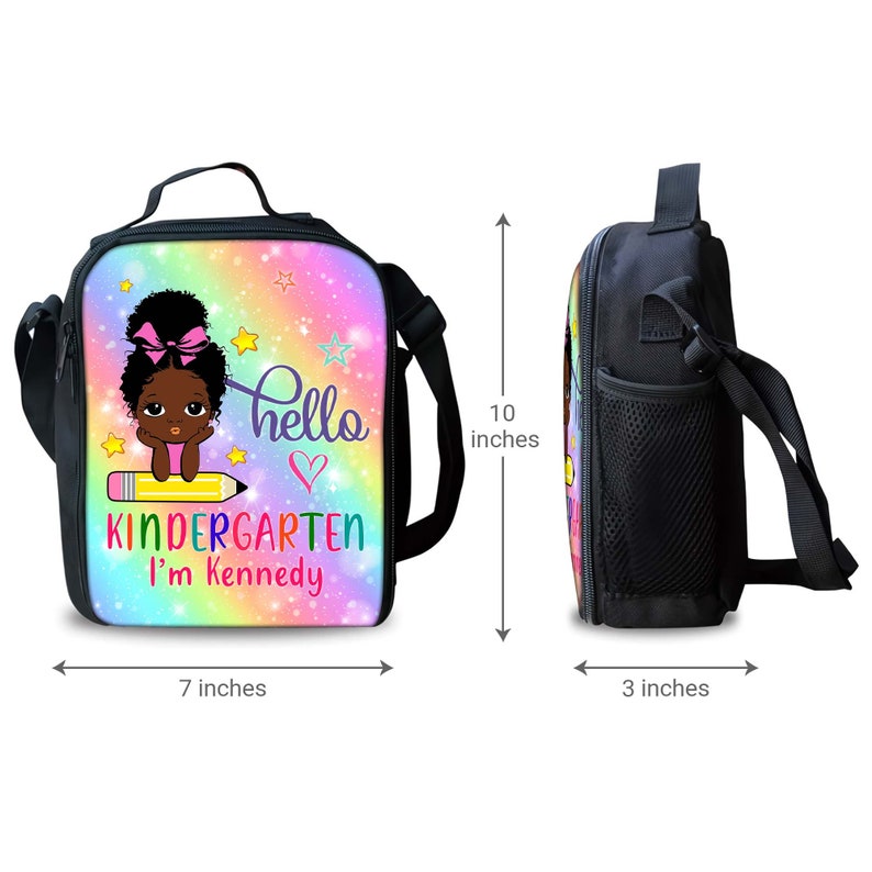 Peut inclure: Un sac &agrave; d&eacute;jeuner noir avec un motif arc-en-ciel et des &eacute;toiles. Le sac repr&eacute;sente une fille de dessin anim&eacute; avec un crayon et le texte "hello kindergarten I'm Kennedy". Le sac mesure 7 pouces de large, 10 pouces de haut et 3 pouces de profondeur.