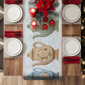 Pu&ograve; includere: Un'apparecchiatura da tavola festiva con piatti bianchi, tovaglioli rossi e sottopiatti a forma di teiera. Il tavolo &egrave; adornato con stelle di Natale rosse, candele e ornamenti, creando un'atmosfera festosa. Sottopiatti in legno e una tovaglia bianca completano l'allestimento.