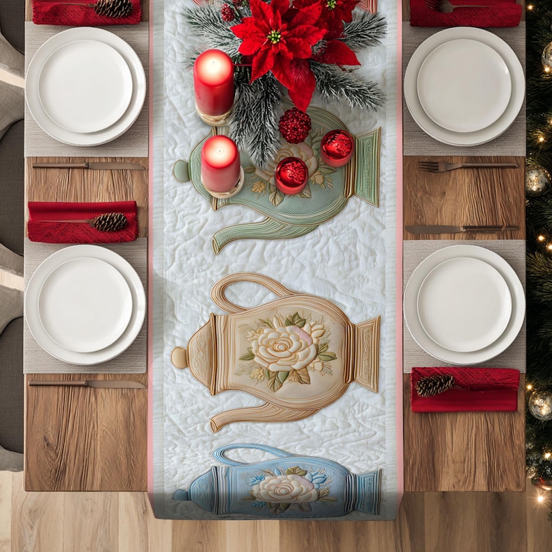 Pu&ograve; includere: Un'apparecchiatura da tavola festiva con piatti bianchi, tovaglioli rossi e sottopiatti a forma di teiera. Il tavolo &egrave; adornato con stelle di Natale rosse, candele e ornamenti, creando un'atmosfera festosa. Sottopiatti in legno e una tovaglia bianca completano l'allestimento.