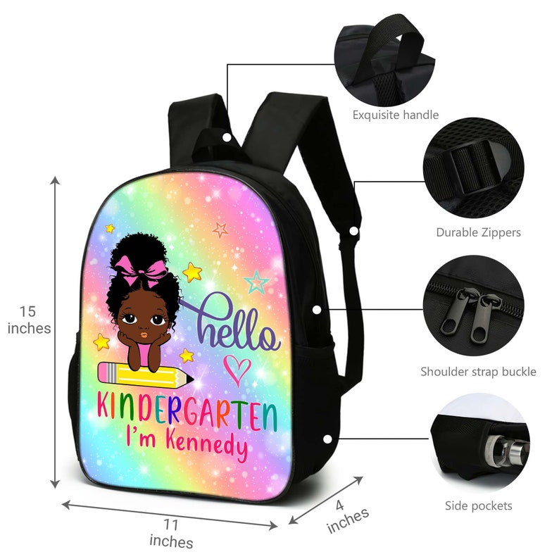 Peut inclure: Un sac &agrave; dos noir et arc-en-ciel avec une fille de dessin anim&eacute; tenant un crayon. Le sac &agrave; dos porte le texte "hello" et "KINDERGARTEN I'm Kennedy". Le sac &agrave; dos mesure 15 pouces de haut, 11 pouces de large et 4 pouces de profondeur.