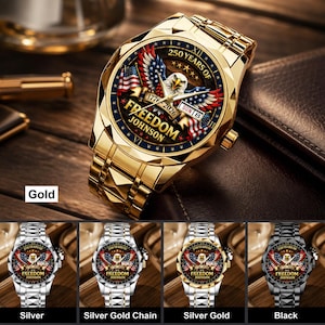Puede incluir: Reloj de pulsera dorado con dise&ntilde;o patri&oacute;tico. La esfera muestra un &aacute;guila, banderas americanas y el texto "FREEDOM JOHNSON 1776-2026". El reloj tiene una correa de metal y se muestra con opciones de color plata, plata cadena dorada, plata dorada y negro.