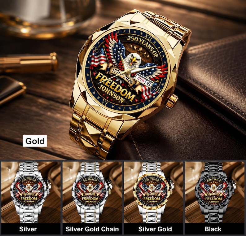 Puede incluir: Reloj de pulsera dorado con dise&ntilde;o patri&oacute;tico. La esfera muestra un &aacute;guila, banderas americanas y el texto "FREEDOM JOHNSON 1776-2026". El reloj tiene una correa de metal y se muestra con opciones de color plata, plata cadena dorada, plata dorada y negro.