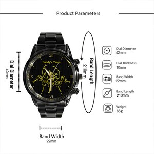 May include: Black wristwatch with a gold dial featuring the text "Daddy's Team" and five fists with names written on them. The watch has a black metal band and a round face. The watch is 42 mm in diameter and has a 210 mm band length.