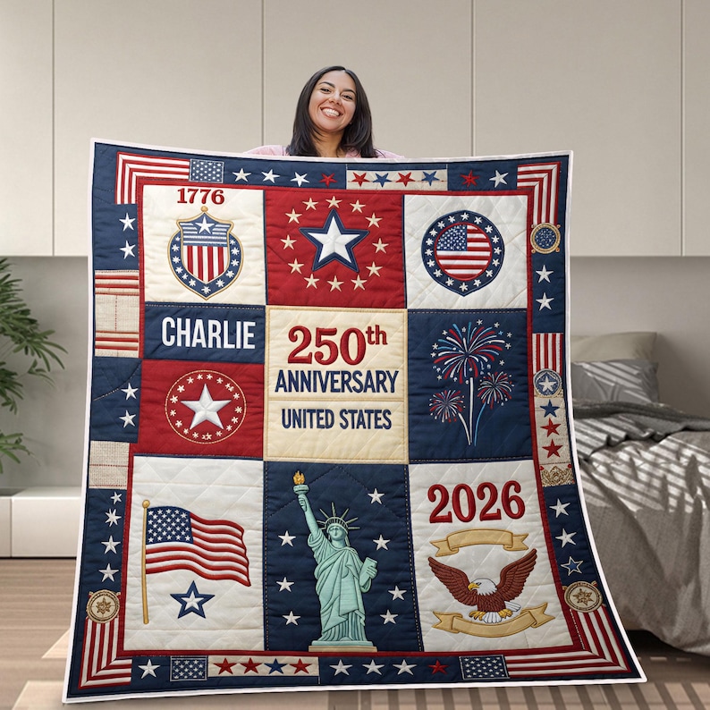 Pu&ograve; includere: Una trapunta patchwork patriottica con un design che presenta la bandiera americana, stelle e simboli patriottici. La trapunta include il testo "1776", "Charlie", "250th Anniversary United States" e "2026". La combinazione di colori &egrave; rosso, bianco e blu.