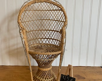 Silla de muñeca de mimbre vintage, silla de pavo real, soporte para planos, silla de planta bohemia, mini silla de mimbre, mini silla de ratán