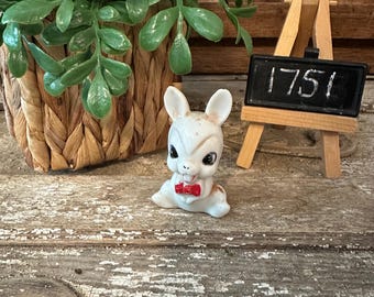 Figura kitsch vintage de conejito con dientes de conejo